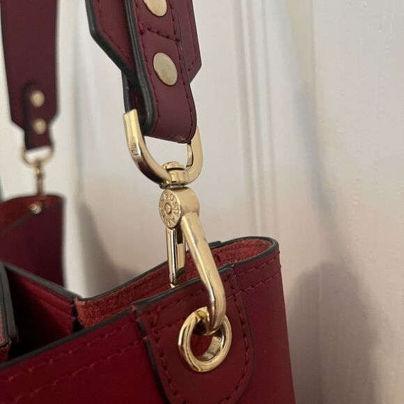 Bostonian Red Shoulder Bag with Structured Design - Picture 5 of 16
